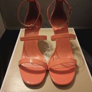 💯🔥MICHAEL KORS Women's KODA Faux Patent Leather Sandal, APRICOT SIZE 9.5M🔥
